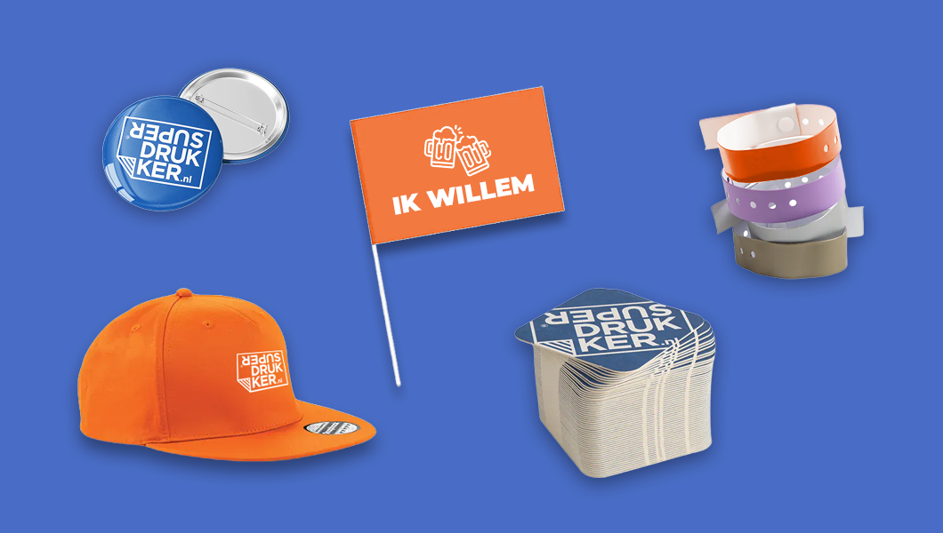 verschillende drukwerkproducten voor koningsdag, waaronder een button, vlag, pet, bierviltje en polsbandje.